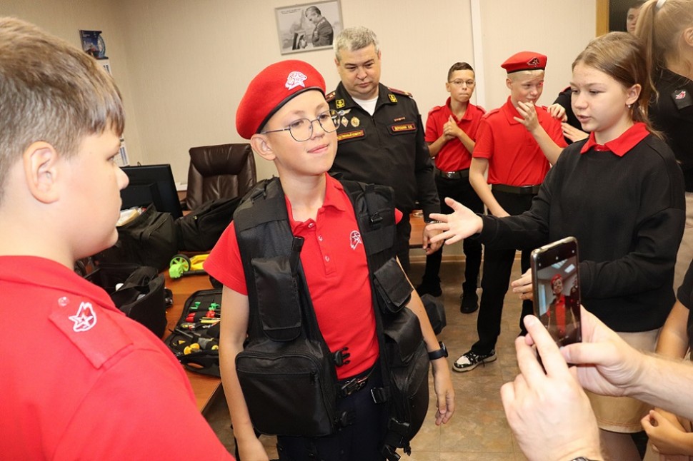 Офицеры военных следственных органов Следственного комитета Российской Федерации проводят занятия с молодежью